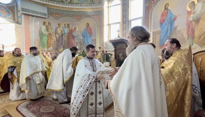 За літургією у Миколаївському храмі села Чудей служили священники УПЦ, Румунської та Молдавської Церков. Фото: Facebook «Чернівецько-Буковинська єпархія УПЦ»