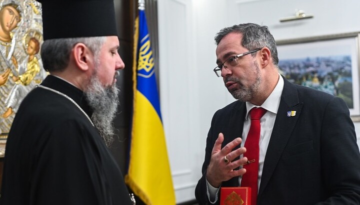 Думенко вручил орден послу Украины в Ватикане. Фото: www.pomisna.info