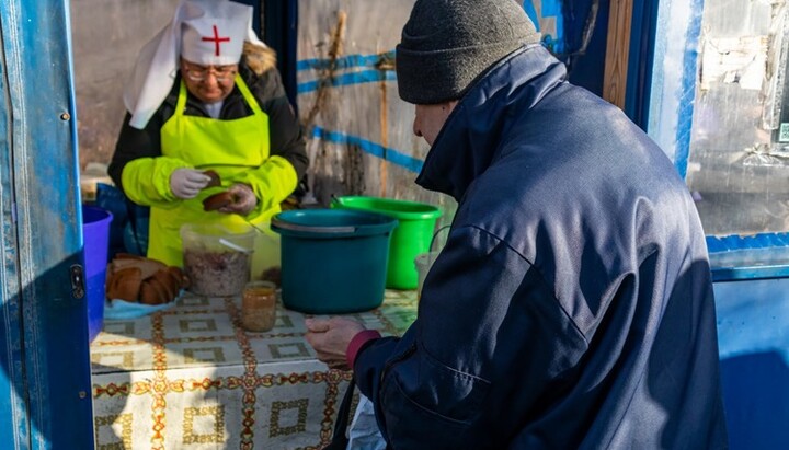 Завдяки підтримці УПЦ тисячі нужденних отримують їжу в пункті гарячого харчування. Фото: Telegram-канал Фонду «Фавор»