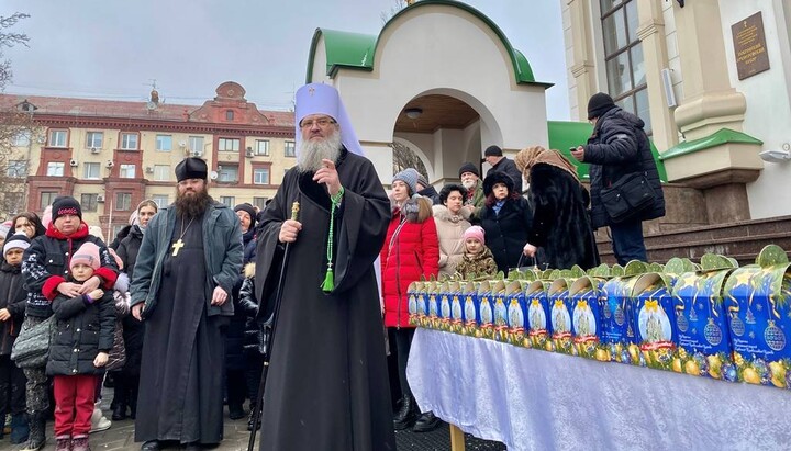 Митрополит Запорізький і Мелітопольський Лука на різдвяному святі біля Покровського собору. Фото: пресслужба Запорізької єпархії