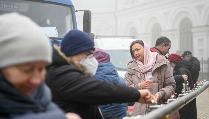 Бажаючим потрапити сьогодні на територію Верхньої лаври довелося пройти ретельну перевірку. Фото: pomisna.info