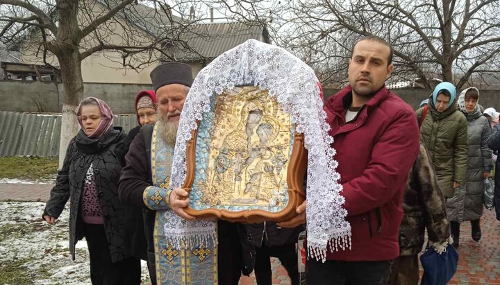 Протоиерей Иоанн Процюк и прихожане храма Вознесения Господня в с. Бабин. Фото: Facebook-страница Черновицко-Буковинской епархии УПЦ