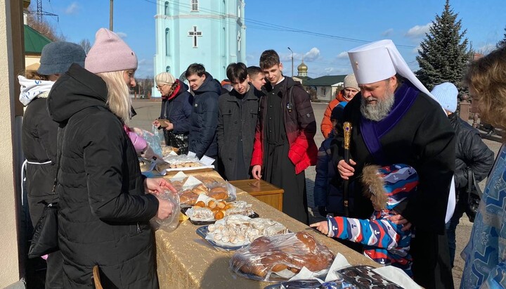 Митрополит Криворізький та Нікопольський Єфрем на благодійному ярмарку. Фото: eparhia.com.ua