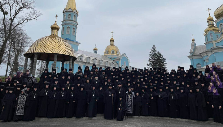 Monks and nuns of the Rivne Eparchy. Photo: rivne.church.ua