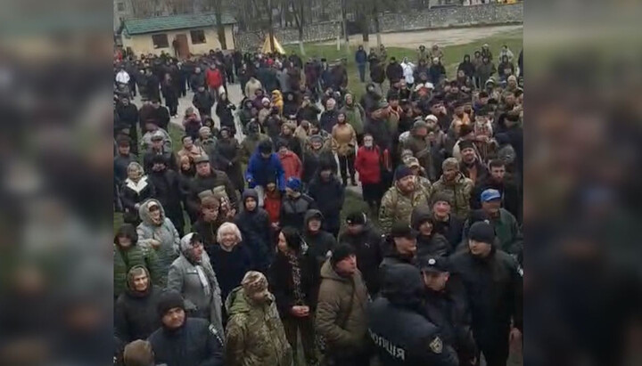 Радикали біля православного храму Івано-Франківська. Фото: скріншот Facebook Івано-Франківської єпархії