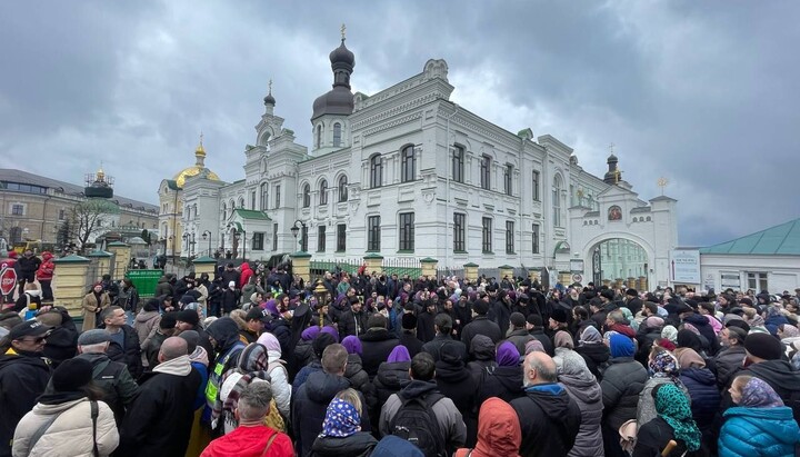 П'ятий день лунає молитва біля стін Києво-Печерської лаври. Фото: Перший Козацький