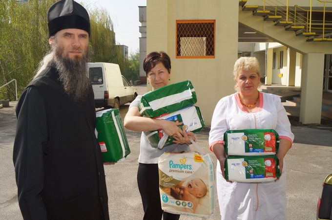 Насельники Києво-Печерської Лаври надали допомогу дітям «Охматдиту» та дитячого будинку «Малятко»