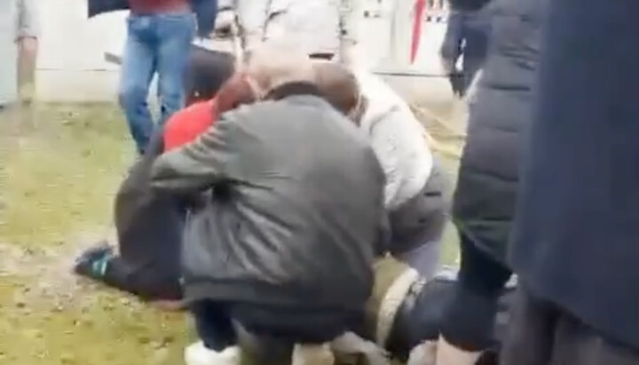 A man suddenly felt unwell during the takeover of the temple. Photo: a screenshot of the UOJ