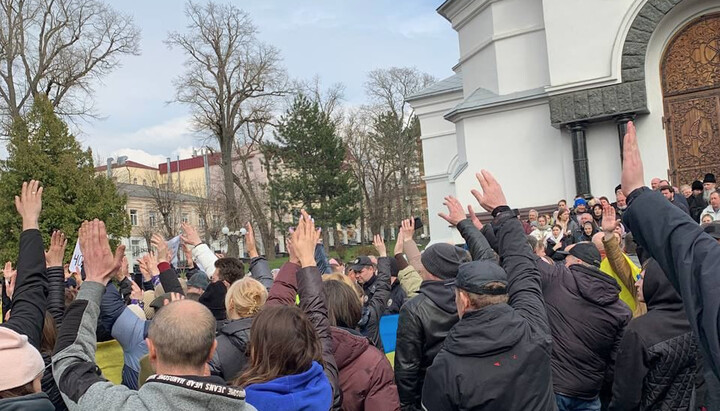 Фейковое голосование на территории собора в Каменце-Подольском. Фото: СПЖ