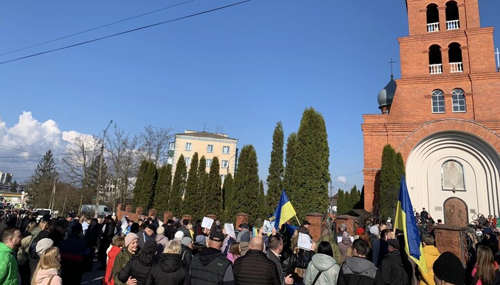 У Красилові натовп за огорожею храму проголосував за його перехід в ПЦУ