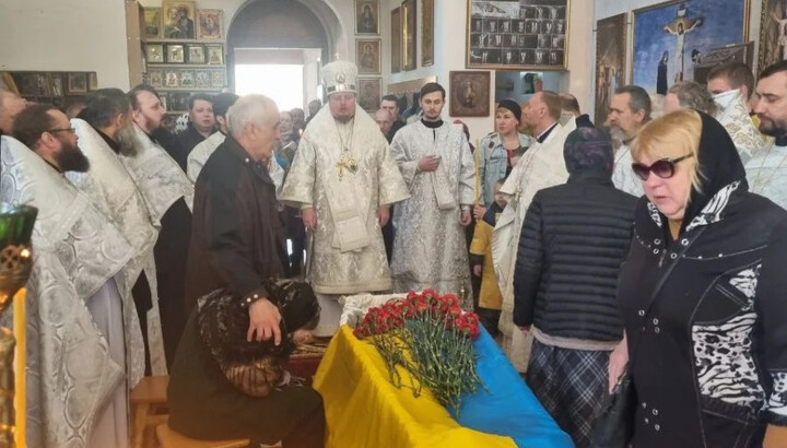 Відспівування загиблого воїна в Бучі. Фото: news.church.ua