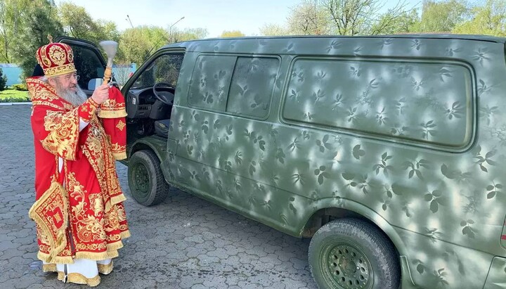 Митрополит Володимир-Волинський та Ковельський Володимир освятив автомобіль для ЗСУ. Фото: єпархія.укр