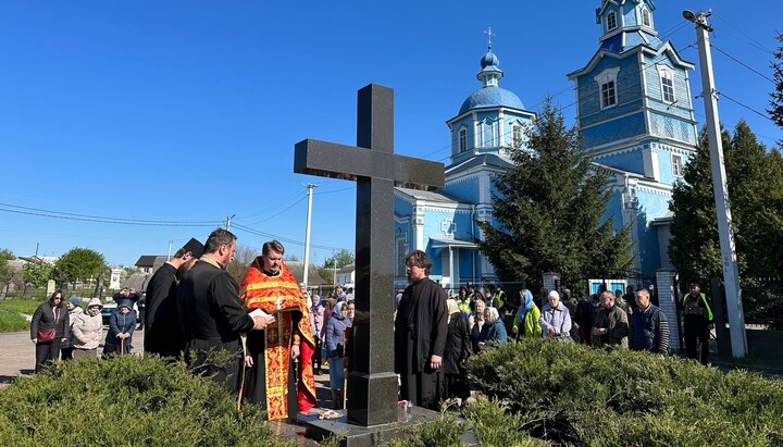 Община УПЦ молится перед захваченным храмом в Боярке. Фото: СПЖ