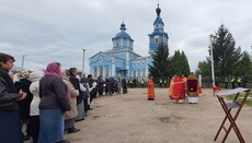 ბოიარკაში, უმე-ს წართმეული ეკლესიის კარიბჭესთან აღევლინა წირვა