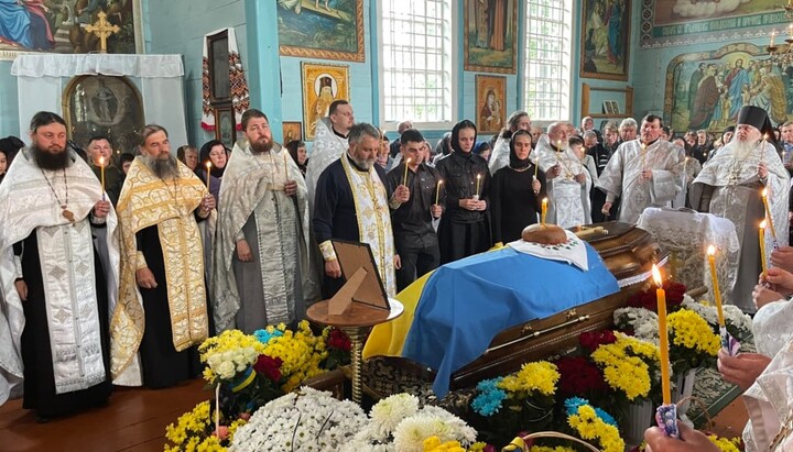 უმე-ს სარნის ეპარქიის მღვდლის შვილის დაკრძალვა. ფოტო: sarny.church.ua