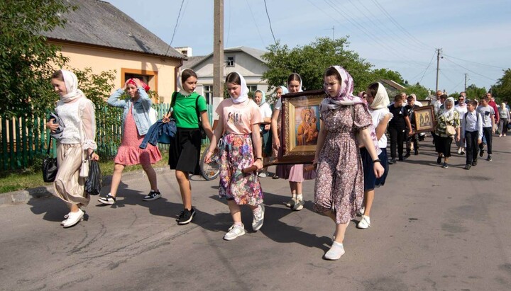 У Радивилові віряни УПЦ звершили хресну ходу за мир в Україні