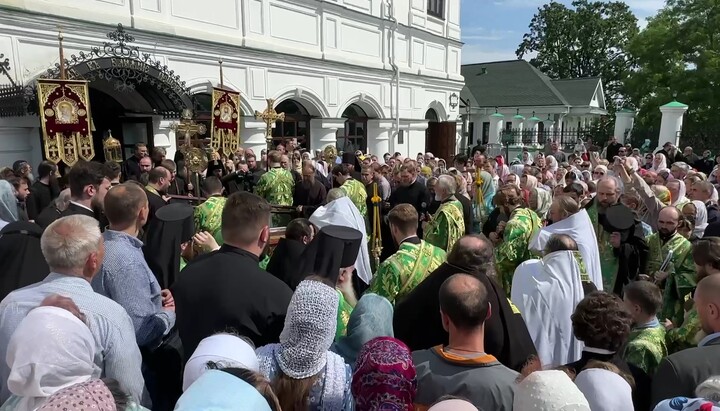 Молебен на площади возле Крестовоздвиженского храма Киево-Печерской лавры. Фото: скриншот видео Telegram-канала УПЦ