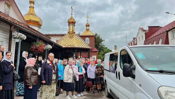 На Георгіївському подвір'ї Миколаївського монастиря у Рівному розпочинається автомобільний хресний хід. Фото: rivne.church.ua