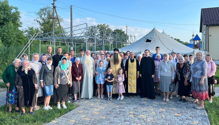 Керуючий Вінницькою єпархією митрополит Варсонофій із громадою УПЦ с. Корделівка. Фото: eparhia.vn.ua