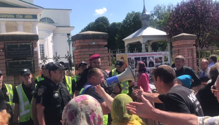 Полиция не пускает людей в укрытие во время тревоги. Фото: СПЖ