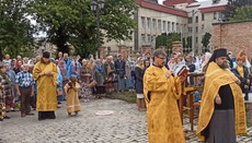 У Білій Церкві парафіяни собору моляться за огорожею