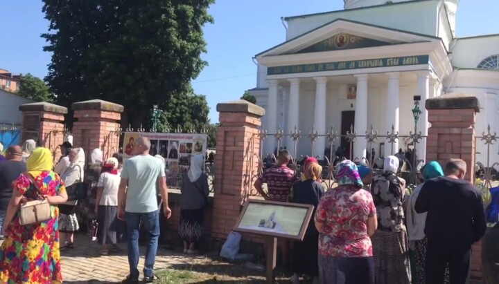 Прихожане Спасо-Преображенского собора в Белой Церкви за оградой своего храма. Фото: скриншот видео Telegram-канала «Перший Козацький» 