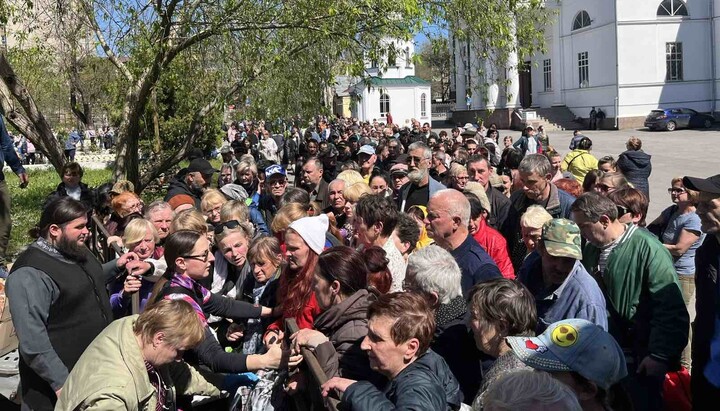 Раздача гуманитарной помощи возле Свято-Духовского кафедрального собора УПЦ в Херсоне. Фото: pravoslavie.ks.ua 