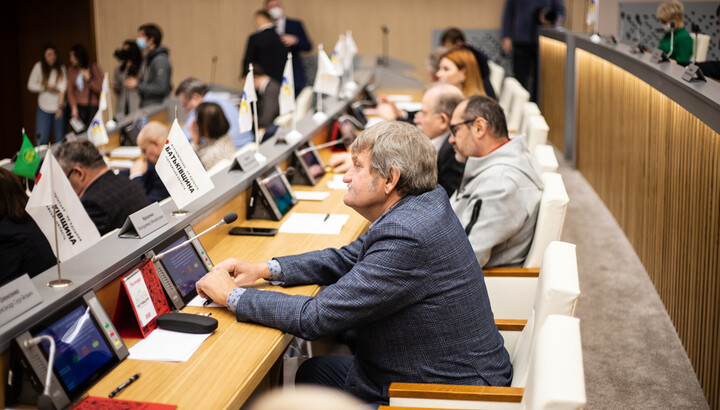 Poltava regional council deputies at an extraordinary meeting. Photo: zmist.pl.ua