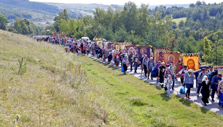 Procesiunea religioasă Calea Crucii spre Lavra Poceaev. Imagine: elitsy.ru