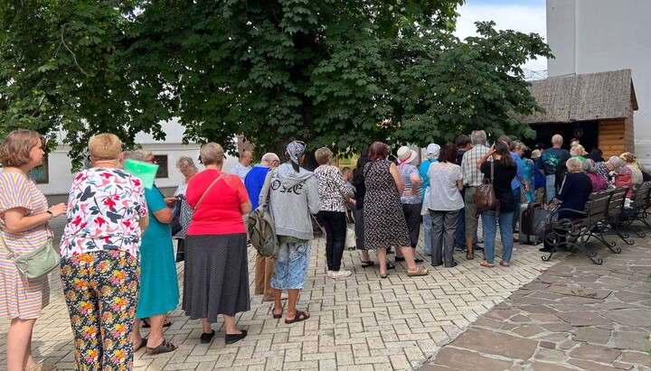 Видача гуманітарних наборів біженцям. Фото: t.me/blago_church_ua