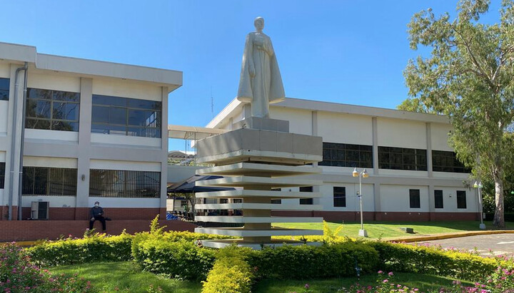 Главный вход в Universidad Centroamericana. Фото: dw.com