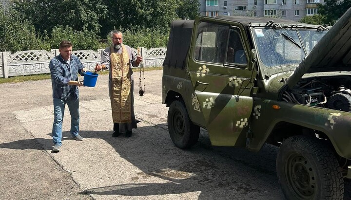 Освящение автомобиля для ВСУ в Обухове. Фото: страница архиепископа Ионы (Черепанова) в Facebook