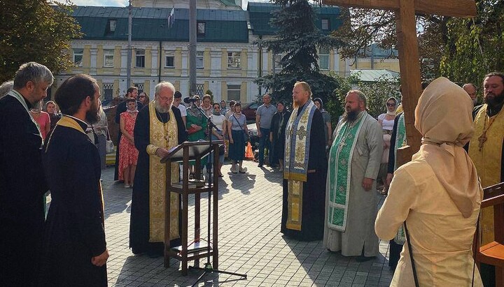 Киево-Печерская лавра призывает верующих на молитву