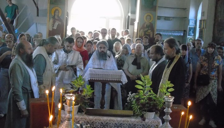 Законное собрание Николаевской общины в Каменке, где люди проголосовали за верность УПЦ. Фото: СПЖ