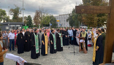 Иерарх УПЦ на молебне перед Лаврой: Верующее сердце мы отдавать не должны