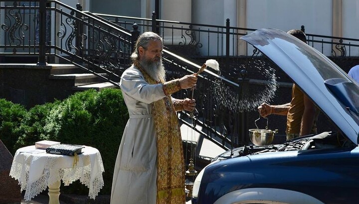 Протоієрей Євгеній Назаренко освячує автомобіль для армії. Фото: orthodox-kr.org.ua