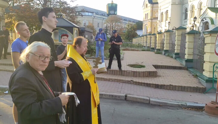 Archbishop of the “True Orthodox Church of the Russian Federation” Vladimir Gordienko and activists of the OCU. Photo: screenshot of the video of the Telegram channel “Pershy Kozatsky”