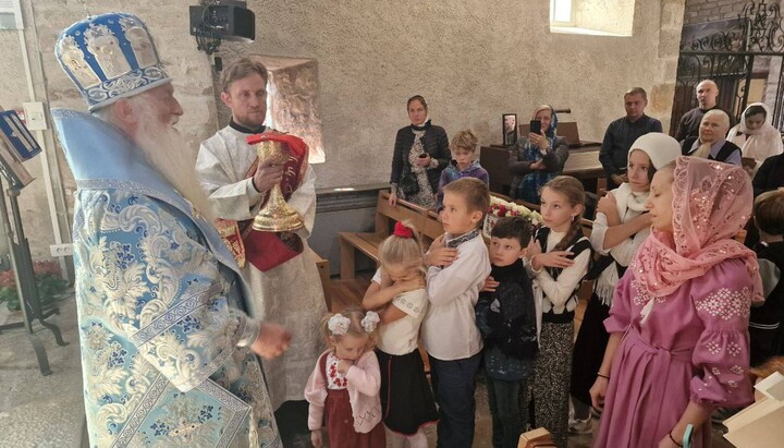 Литургия в Николаевском приходе УПЦ в г. Безансон. Фото: vzcz.church.ua