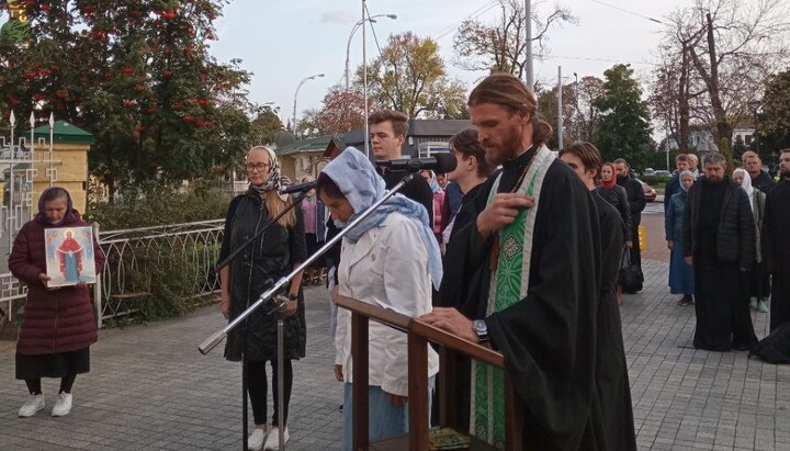 Молитовне стояння біля храму на честь преподобного Сергія Радонезького. Фото: Telegram-канал «Перший Козацький»