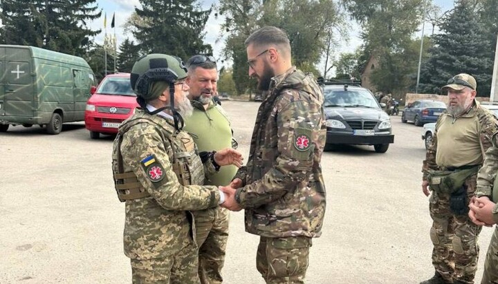 Митрополит Августин возглавил миссию УПЦ в зоне боевых действий. Фото: kapelan.in.ua