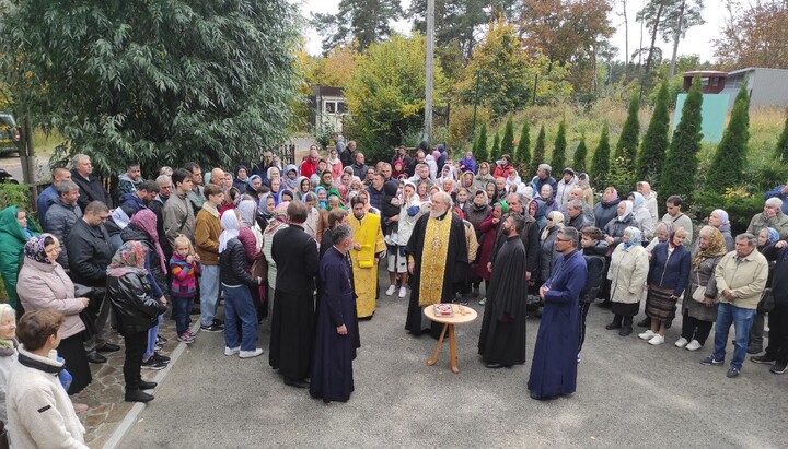 Собрание вышгородского прихода УПЦ в честь св. великомученика Пантелеимона. Фото: Telegram-канал «Дозор на 