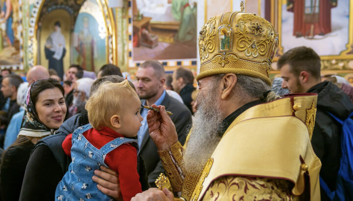 Metropolitan Onuphry anoints a parishioner of the Lavra. Photo: news.church.ua