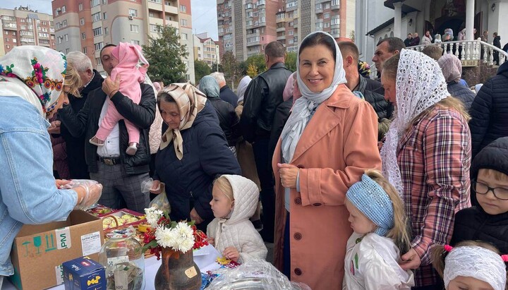 Благотворительная ярмарка в пользу ВСУ у храма УПЦ в честь Всех Волынских святых (г. Ровно). Фото: rivne.church.ua  