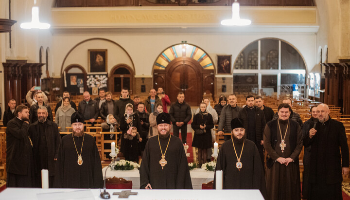 Встреча архиереев с православными украинцами в Брюсселе. Фото: страница Хмельницкой епархии УПЦ в Facebook 