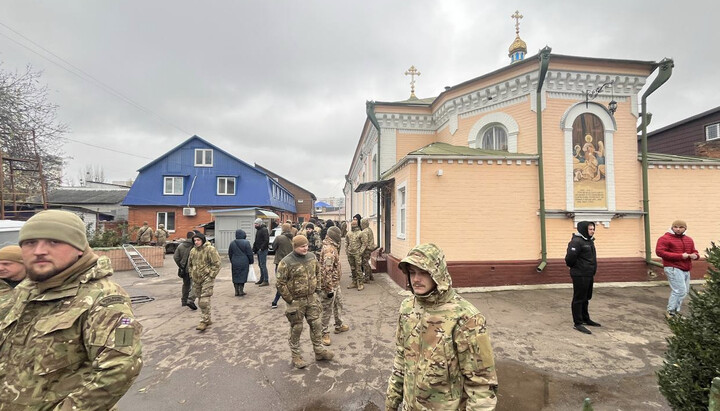 Рейдери на території монастиря. Фото: СПЖ