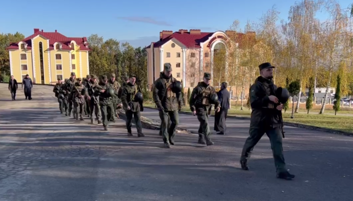 Загін з автоматами у Банченському монастирі. Фото: СПЖ