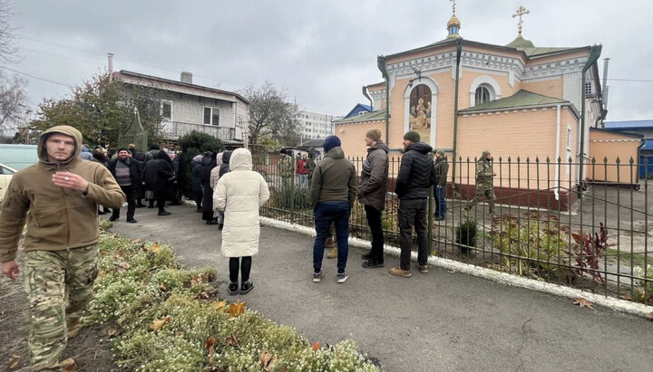 Бандити та поліція біля монастиря в Черкасах. Фото: СПЖ