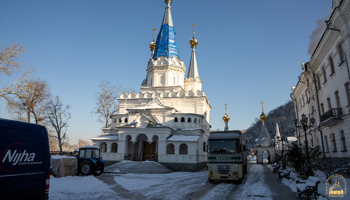 Гуманітарний вантаж прибув до Святогірської лаври. Фото: svlavra.church.ua