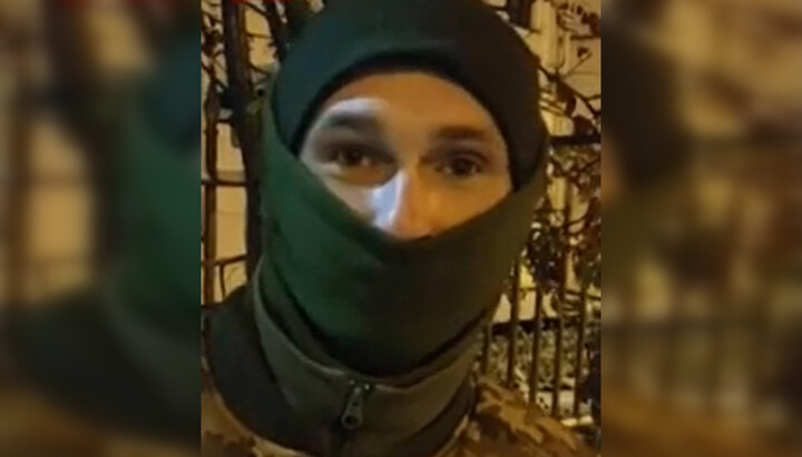 A participant in the hostilities came to the Kyiv-Pechersk Lavra to stand in prayer. Photo: screenshot of the video of the Telegram channel “Pershy Kozatsky”