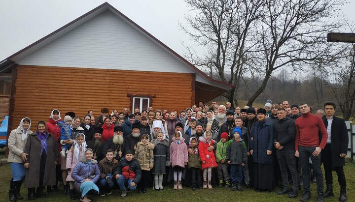 Митрополит Мелетій і священники УПЦ з православною громадою с. Бережонка. Фото: сторінка Чернівецько-Буковинської єпархії УПЦ у Facebook 